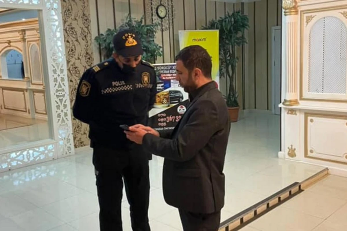 Polis COVID-19 pasportu olmayan mərasim yerlərinə cəlb edildi - FOTO