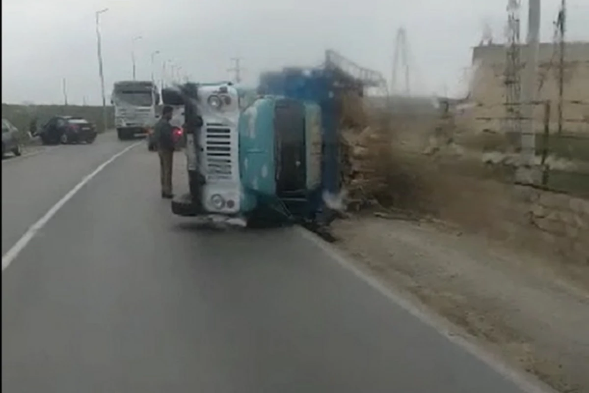 В Баку перевернулся грузовик - ВИДЕО