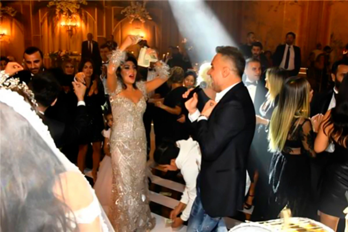 Tanınmış müğənni toyda dollar yağışına tutuldu - FOTO/VİDEO