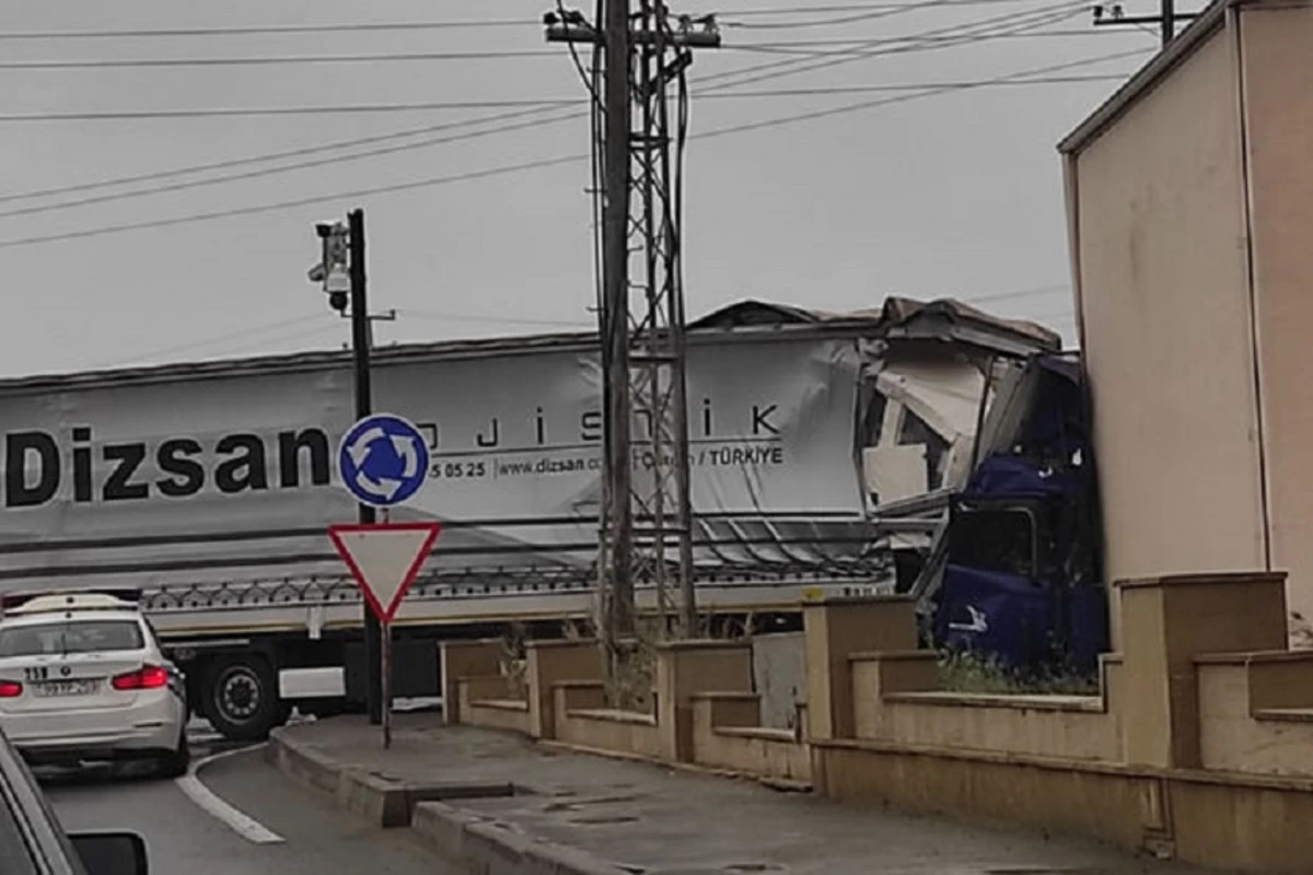 Bakıda TIR ağır qəza törətdi - VİDEO