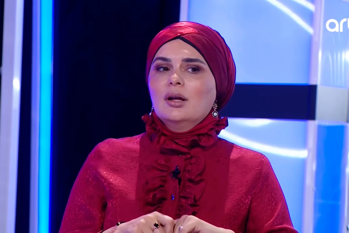 Alim Qasımov qızını cəzalandırıb: “Mənə şillə vurdu” - VİDEO Alim Qasımov qızını cəzalandırıb: “Mənə şillə vurdu” - VİDEO