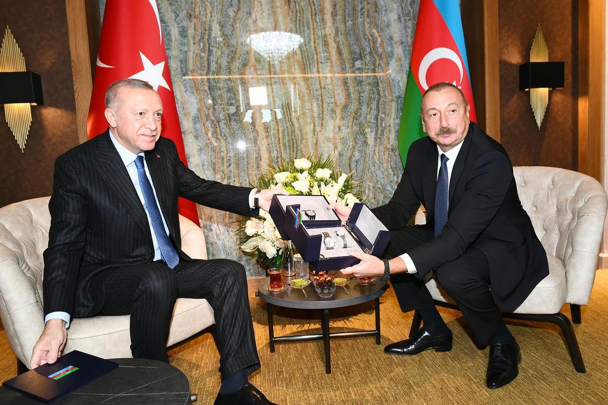 Ərdoğan İlham Əliyevə Xarıbülbül təsvirli saatlar hədiyyə etdi - FOTO Ərdoğan İlham Əliyevə Xarıbülbül təsvirli saatlar hədiyyə etdi - FOTO