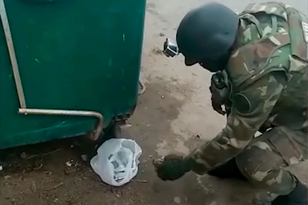 В Баку на улице нашли боевую гранату - ВИДЕО