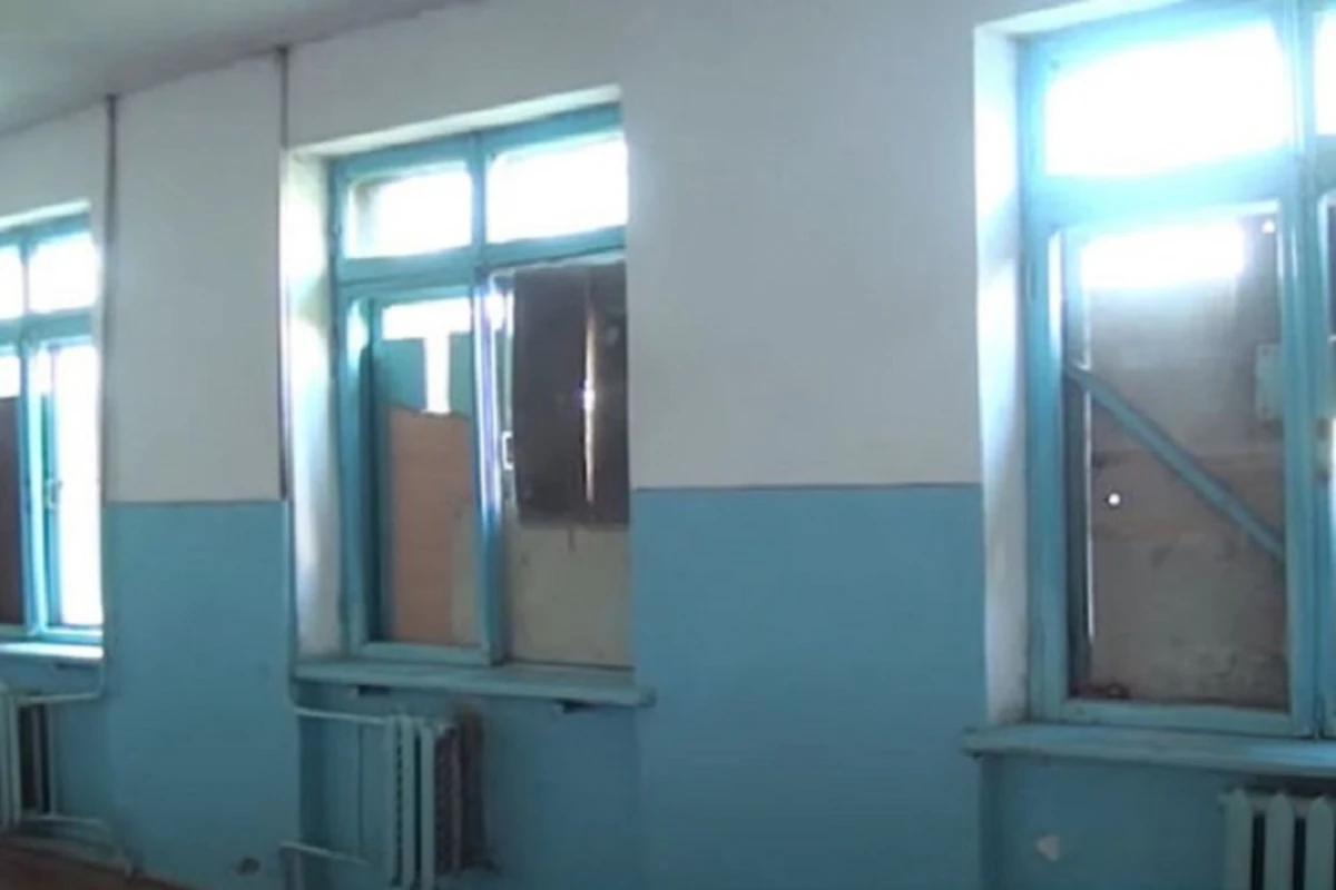 Damı qırıq, tavanı çürük, qapı-pəncərəsi olmayan məktəb: Şəhid adına yaraşmayan təhsil ocağı - VİDEO