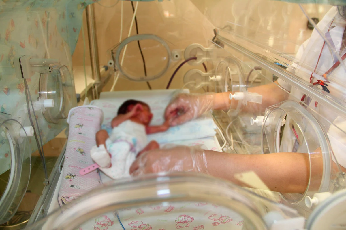 В Азербайджане скончался младенец, родившийся у 11-летней девочки