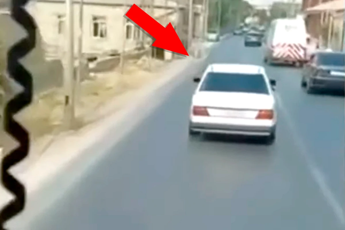Yanğınsöndürən maşının açdığı yolla hərəkət edən sürücü cərimələndi - VİDEO