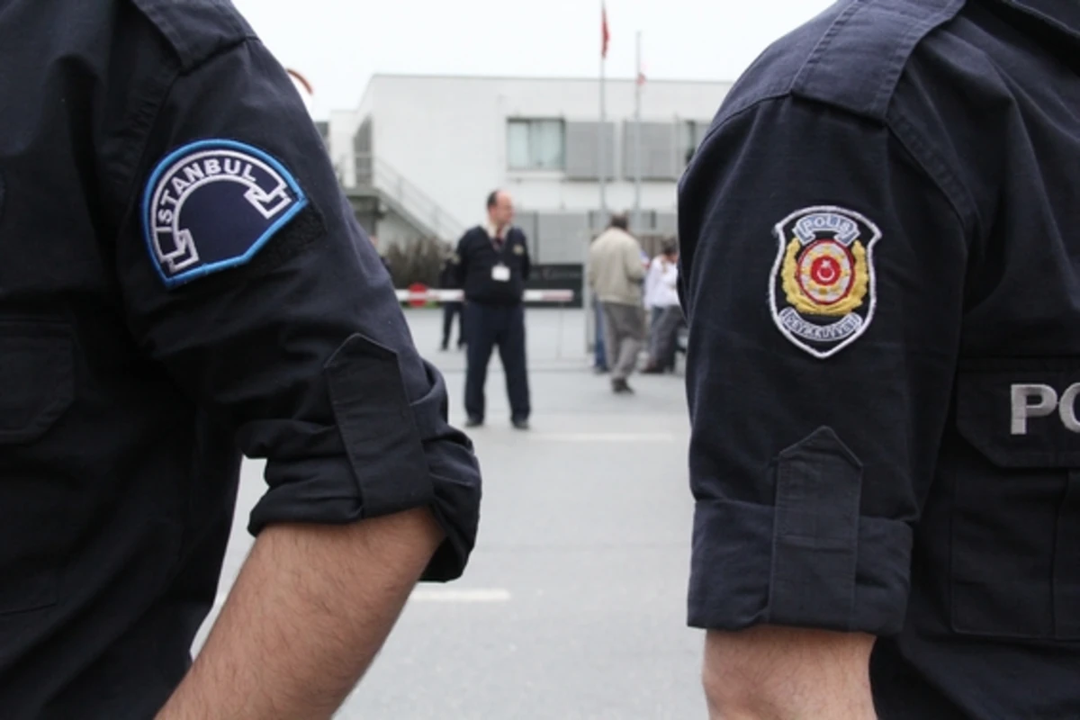 Yaşlı qadının pulunu mənimsəmək istəyən fırıldaqçıya polisdən unikal qarşılama - VİDEO
