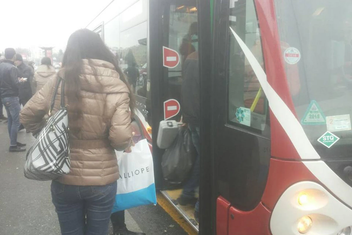 Bakıda sərnişin avtobusu qəzaya düşüb: Xəsarət alan var