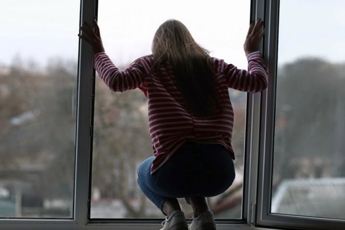 В Абшероне 15-летняя девушка бросилась с многоэтажного дома