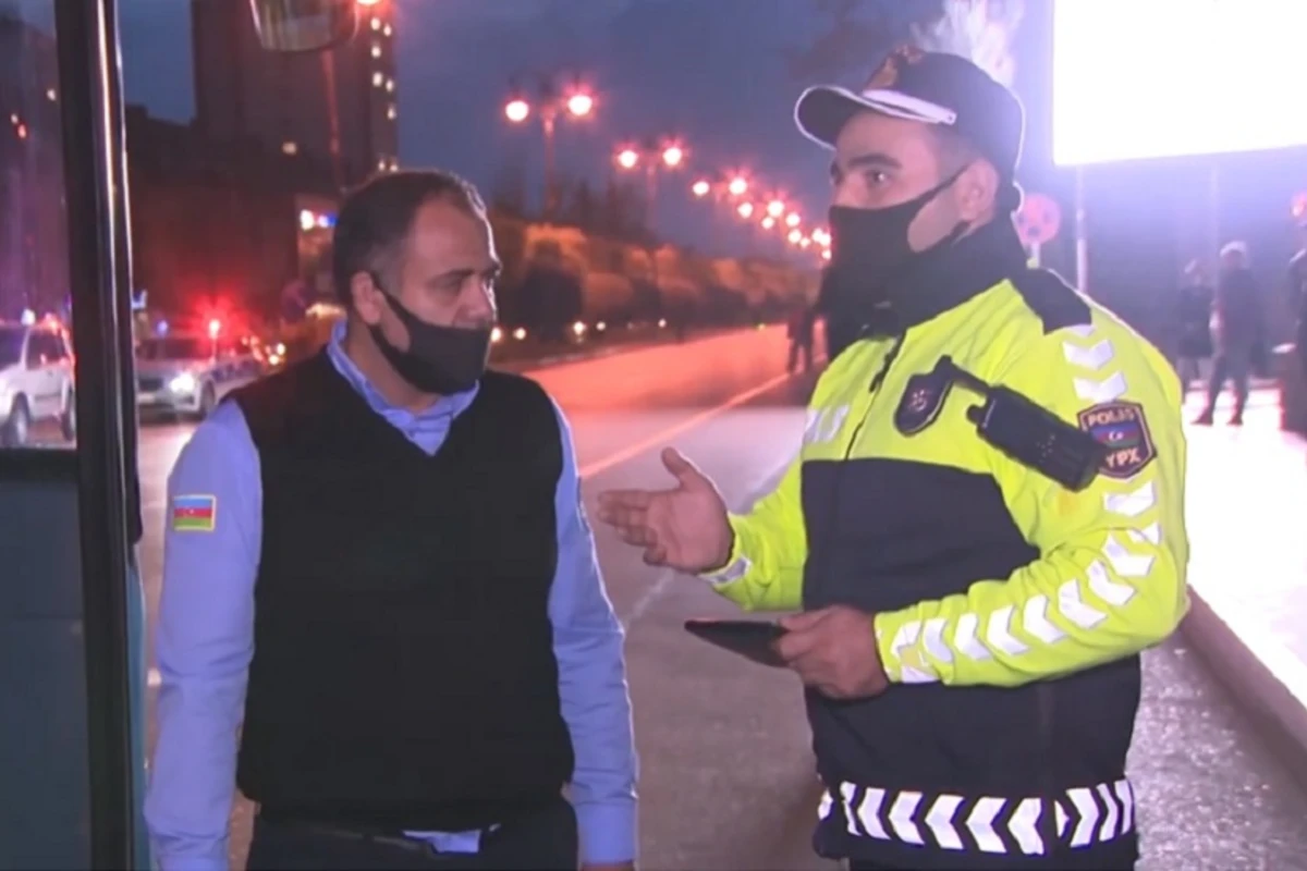 Polis maska taxmayan sürücünü avtobusdan düşürdü - VİDEO