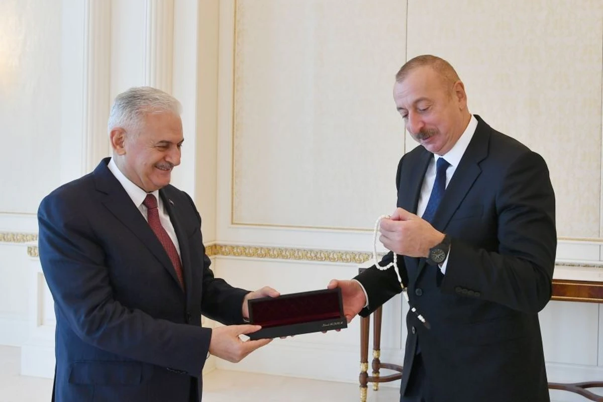 Бинали Йылдырым подарил четки Президенту Ильхаму Алиеву - ФОТО Бинали Йылдырым подарил четки Президенту Ильхаму Алиеву - ФОТО