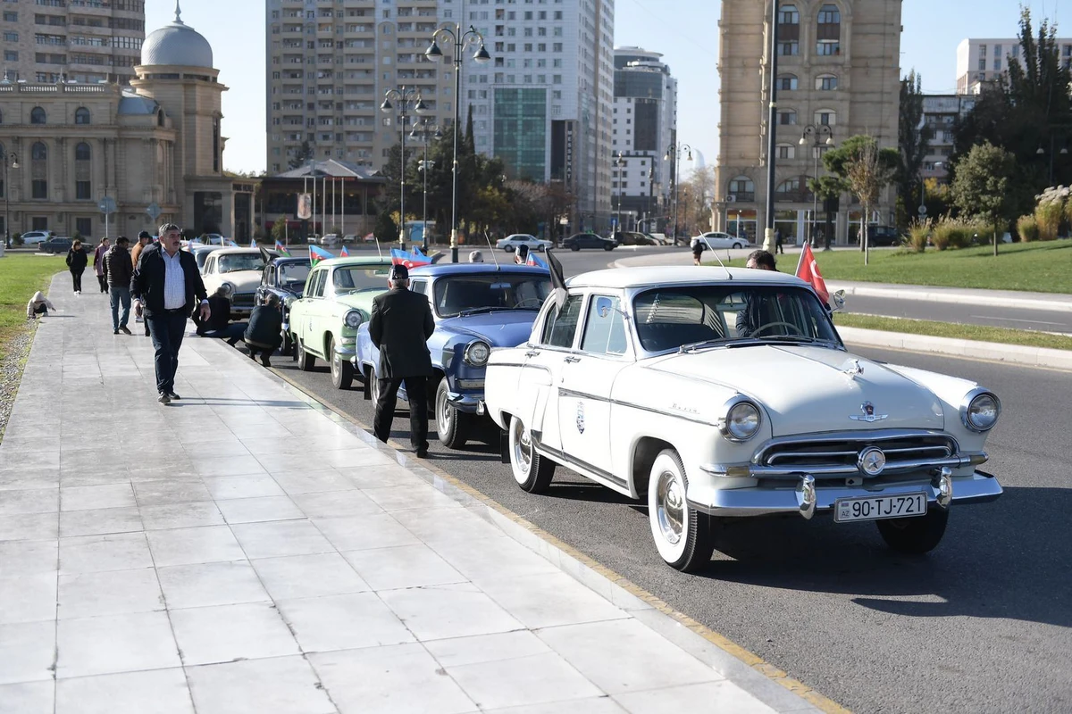В столице состоялся автопробег с участием классических автомобилей по случаю Дня Победы - ФОТО