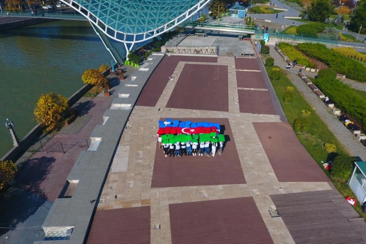 Tbilisidə Zəfər Günü münasibətilə fləşmob keçirilib - FOTO