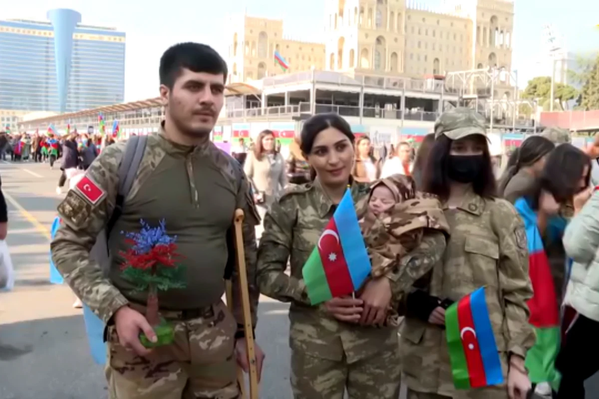 Müharibədə tanış olan cütlük Zəfər Günündə övladları ilə - VİDEO
