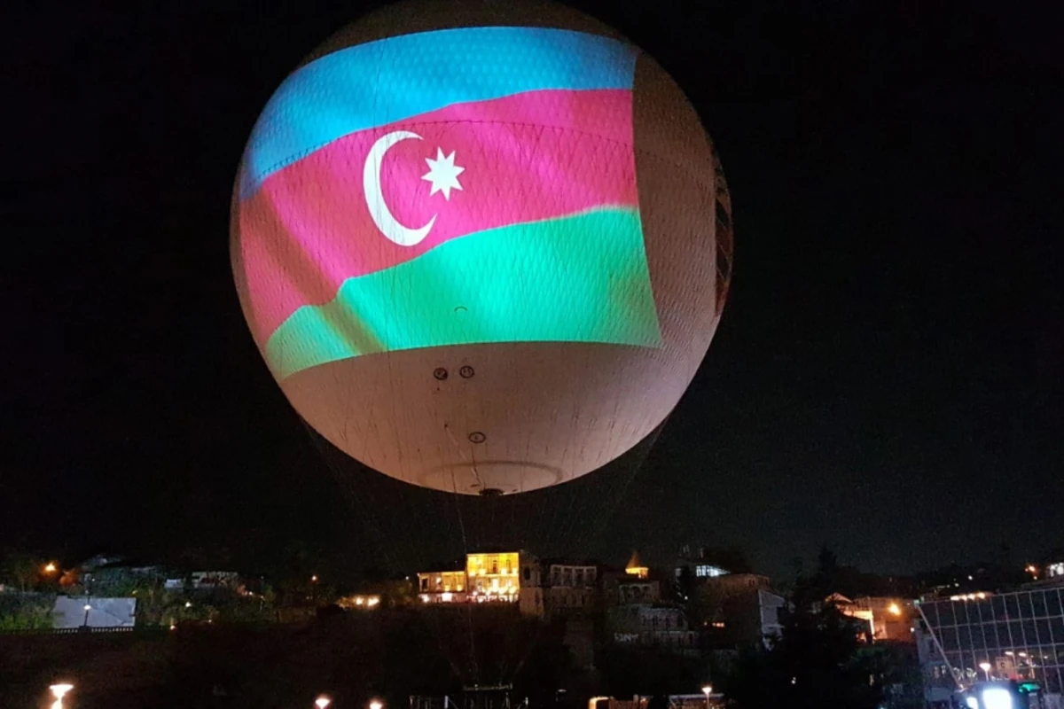 Azərbaycan Bayrağı Tbilisi səmasında - FOTO
