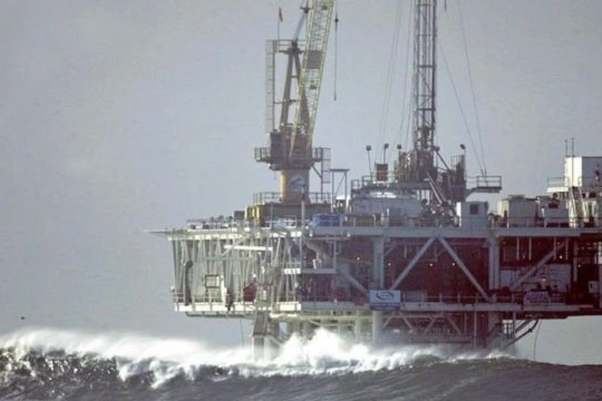 SOCAR güclü küləklə əlaqədar 70 işçisini təxliyə etdi