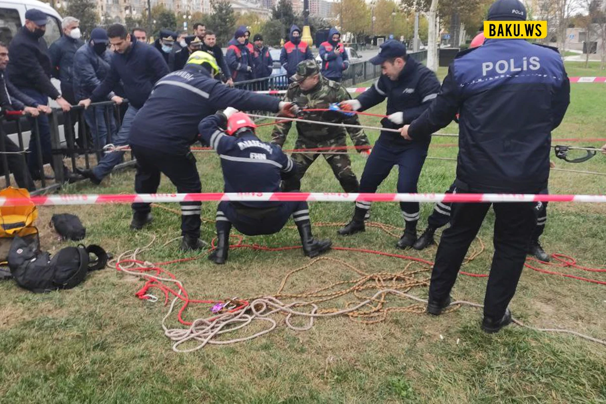 В Зимнем парке Баку рабочий упал в 10-метровую шахту - ВИДЕО
