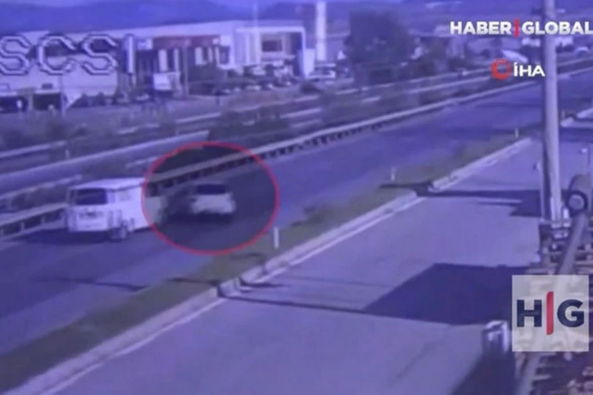 Yol kənarındakı baryerlərə çırpılan avtomobil ağır qəza törətdi – ANBAAN VİDEO Yol kənarındakı baryerlərə çırpılan avtomobil ağır qəza törətdi – ANBAAN VİDEO