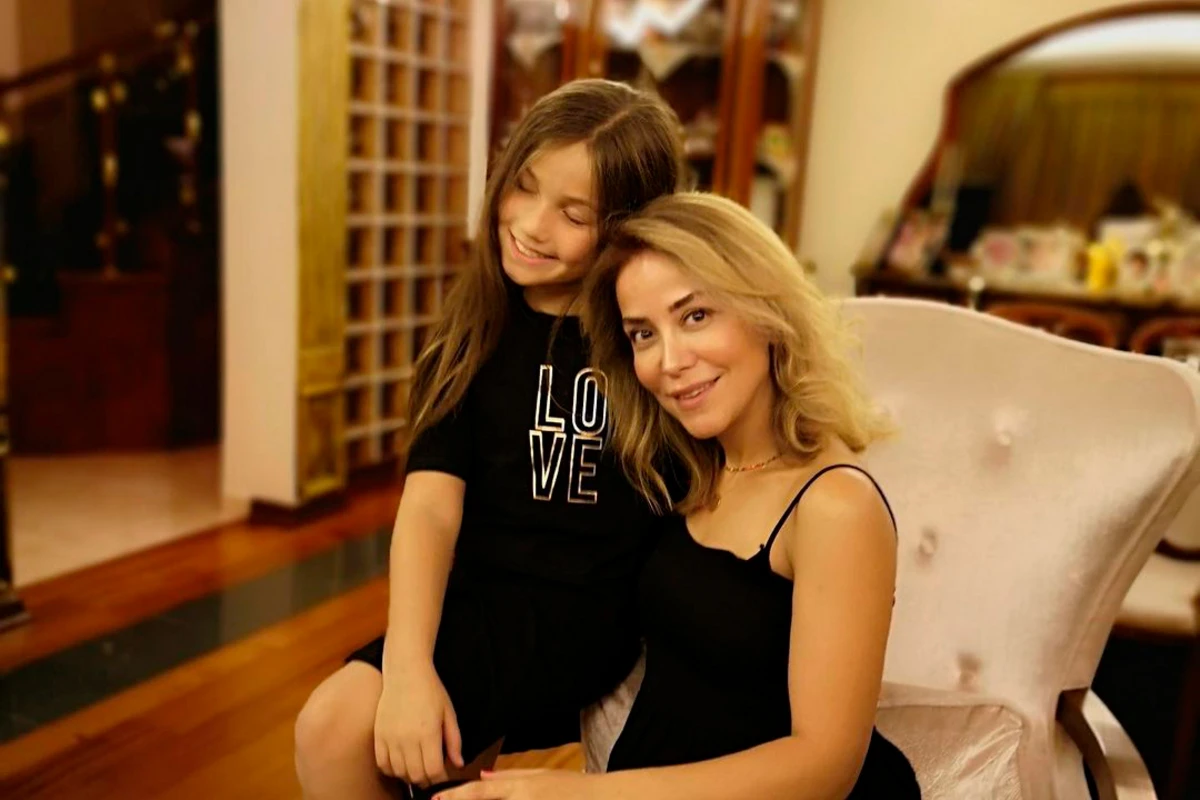 Qızını təbrik edən İradə: Atan bir çox şeyin ağını çıxartdığımı deyir - FOTO
