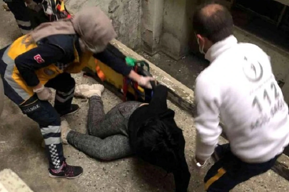 Polis əxlaqsızlıq yuvasına basqın etdi, azərbaycanlı qadının ayağı sındı - VİDEO