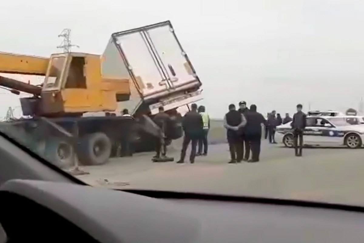 “TIR” yoldan çıxaraq aşıb - VİDEO
