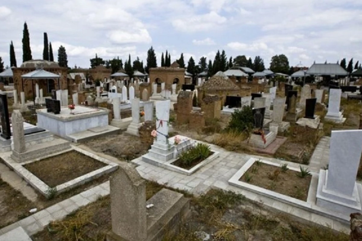 Bakıda qardaşlar qəbiristanlıqdan məzar daşları oğurlayıb