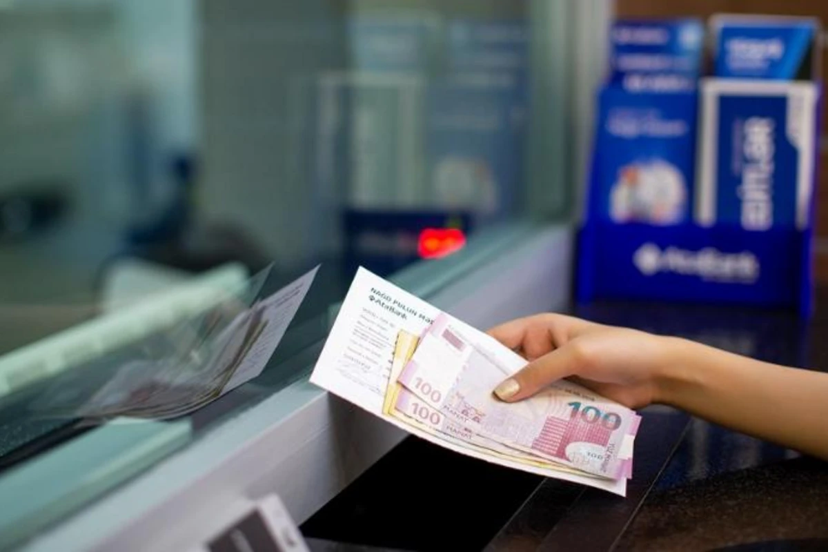 Əhalinin banklarda 9 mlrd. manata yaxın əmanəti var