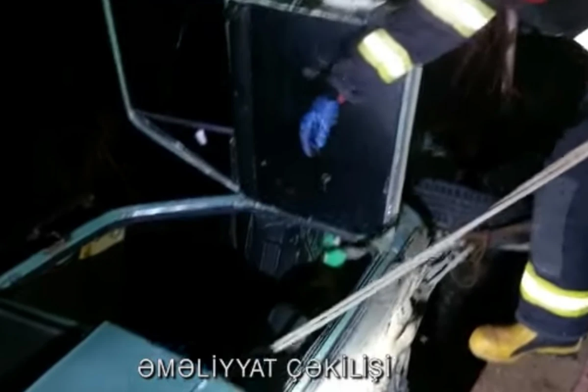 Avtomobil körpüdən asılı vəziyyətdə qaldı - VİDEO