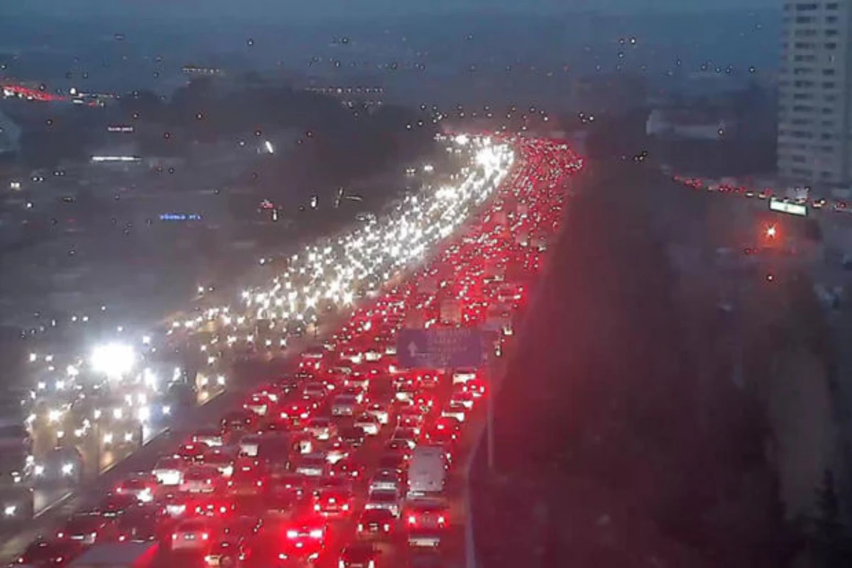 Bakı-Sumqayıt yolunda TIR aşdı: Avtomobillərin hərəkəti dayandı
