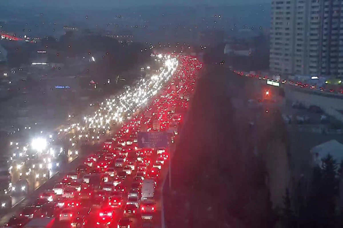 На дороге Баку-Сумгайыт перевернулся грузовик, образовался затор