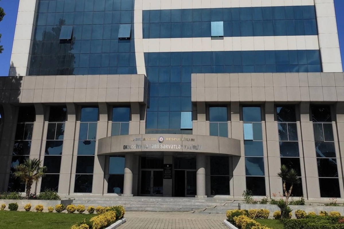 Bakıda nazirliyin binasında tüstülənmə oldu