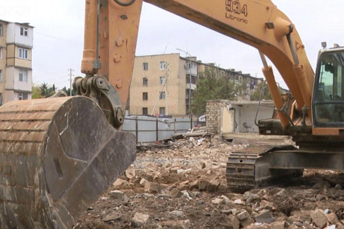 Bakının bu ünvanında bina söküldü - Mənzillərin həqiqi sahiblərinə kompensasiya verilmədi - VİDEO