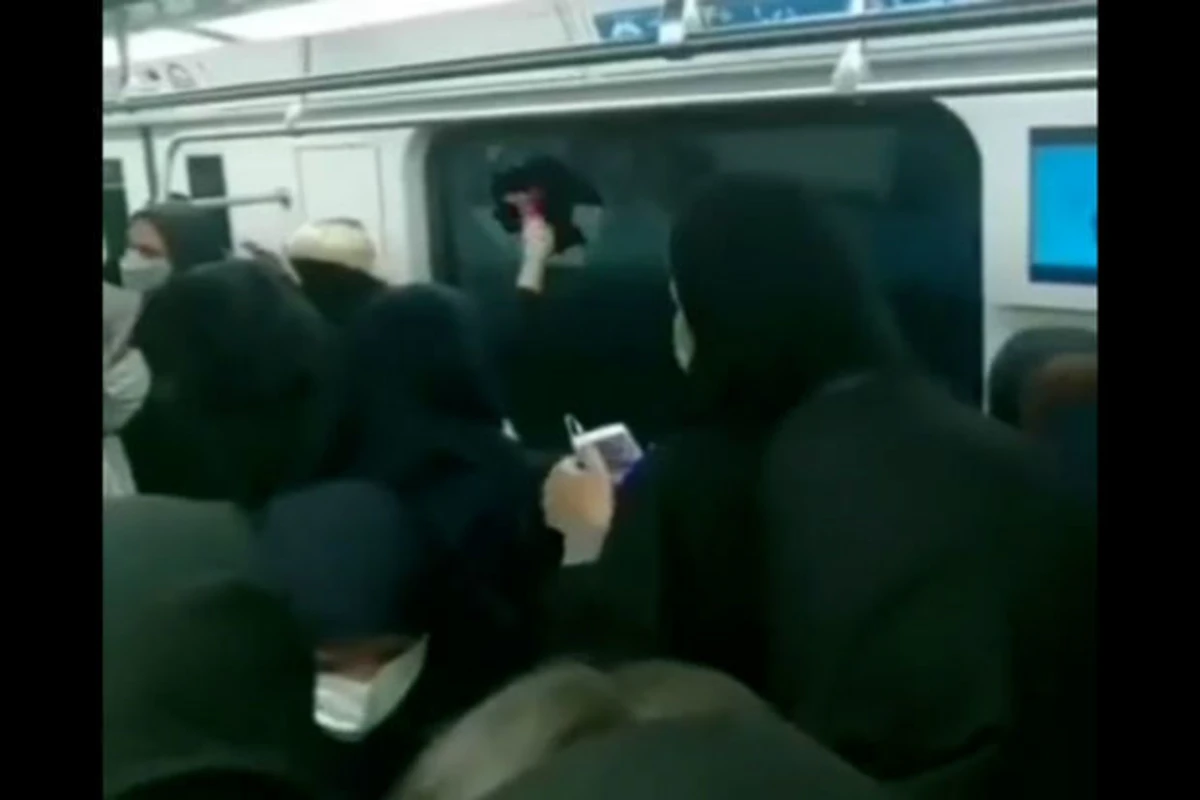 İran metrosunda boğulan insanlar qatarın şüşələrini qırdılar – VİDEO