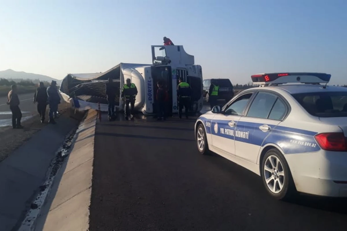 Azərbaycanda TIR yoldan çıxaraq aşdı - VİDEO