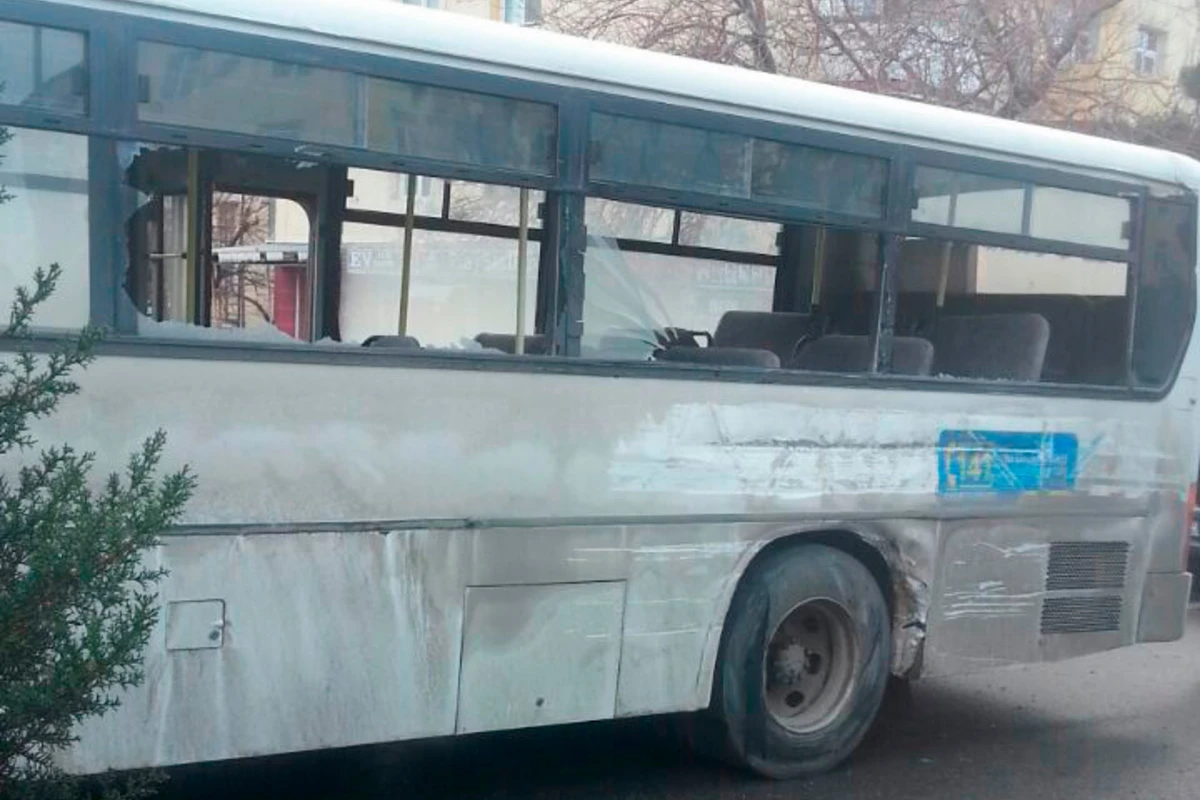 Bakıda sərnişin avtobusu ilə minik avtomobili toqquşub, ölən var