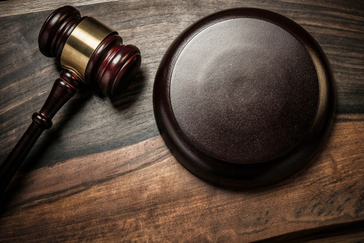 Məhkəmədə Yeni Klinika”nın sabiq direktorunun işi ilə bağlı təqsirləndirilən qadının hamilə olduğu bildirilib