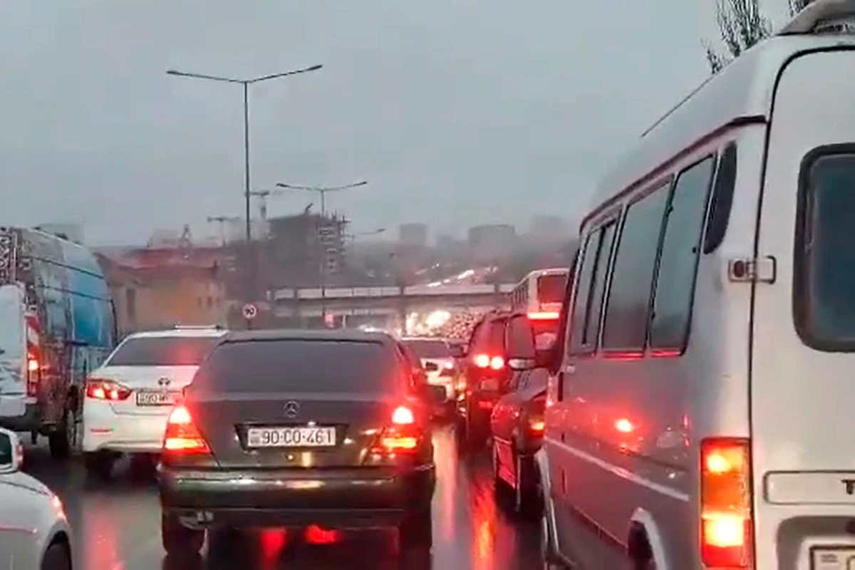 Sumqayıt-Bakı yolunda nəqliyyatın hərəkəti iflic oldu - VİDEO Sumqayıt-Bakı yolunda nəqliyyatın hərəkəti iflic oldu - VİDEO