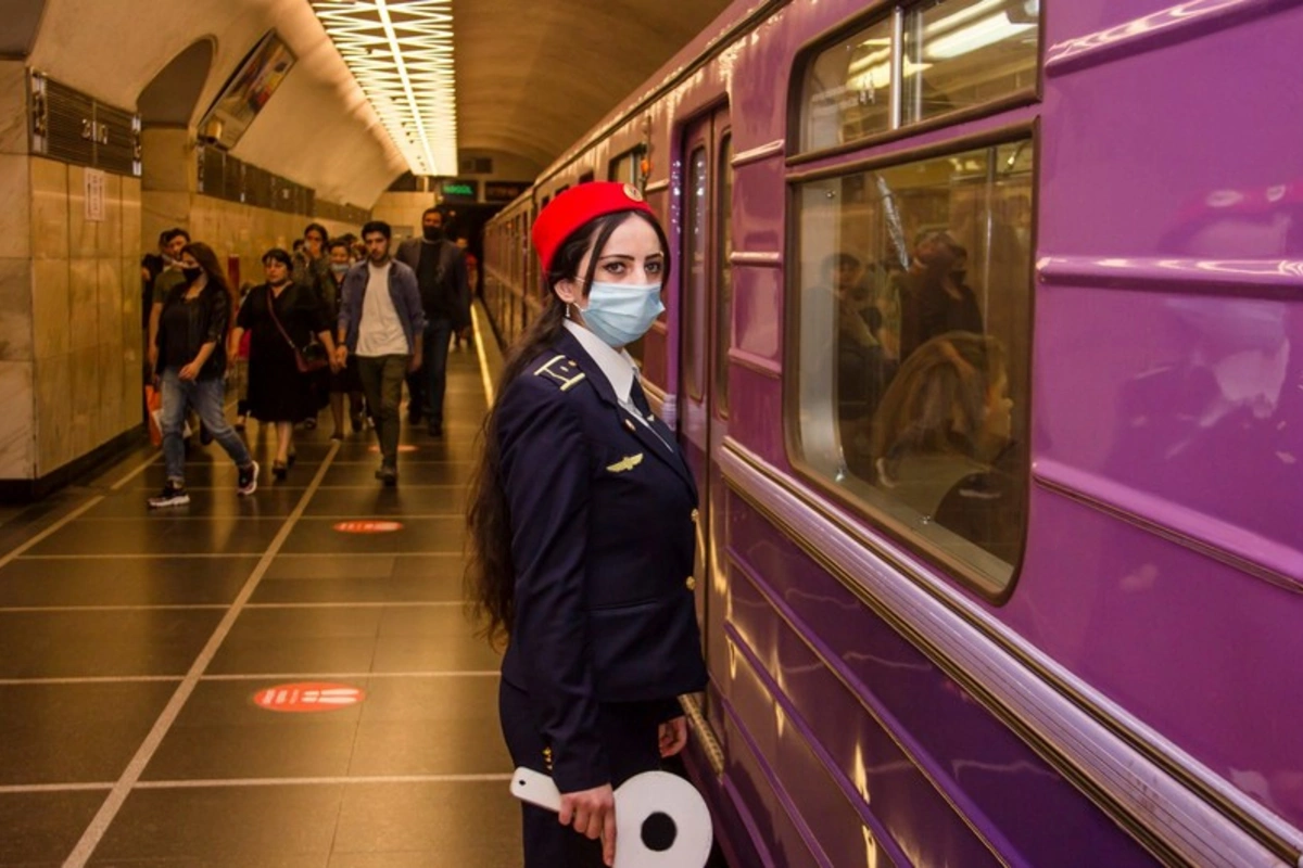 Metroda qatarın hərəkəti ləngiyib