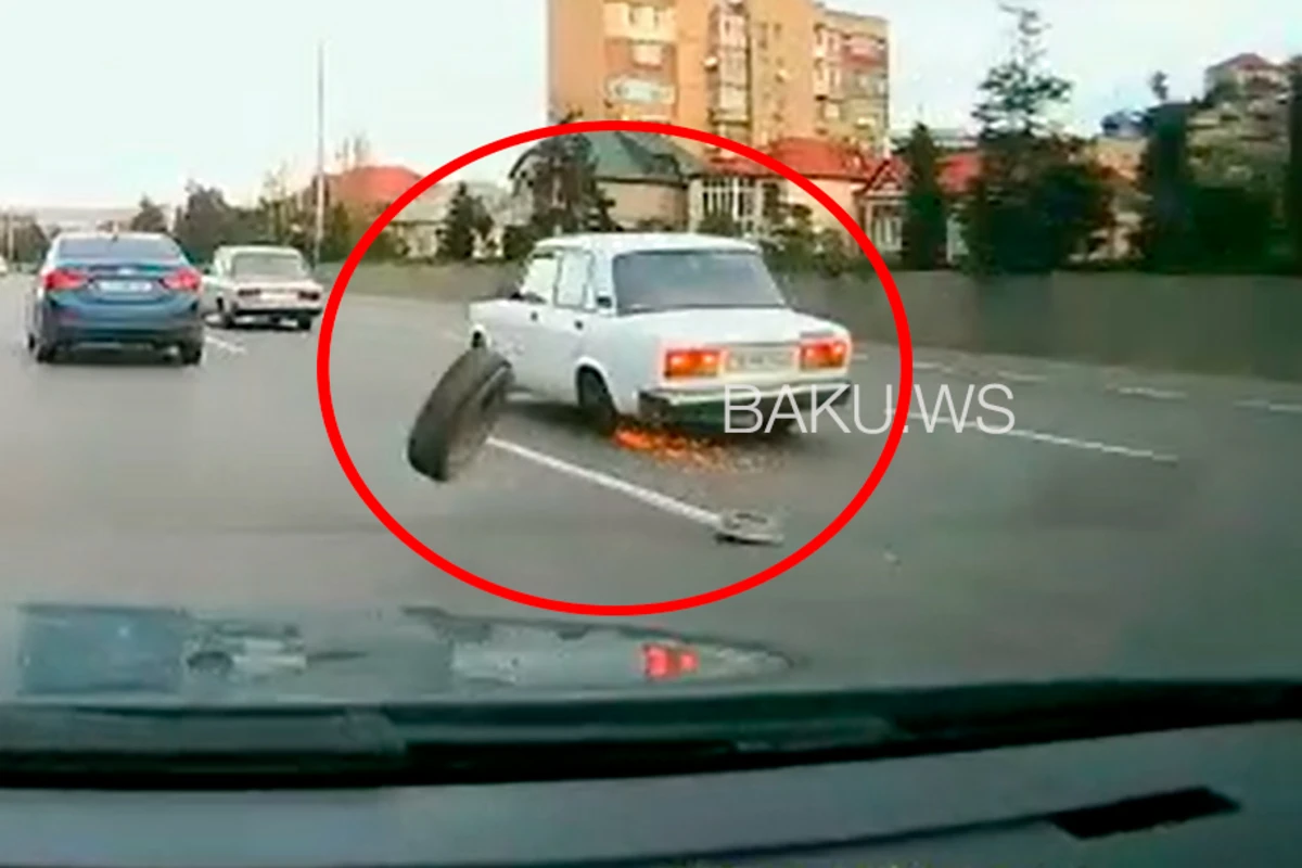 Опасная ситуация на трассе Баку-Сумгайыт: у автомобиля во время движения отлетело колесо - ВИДЕО 