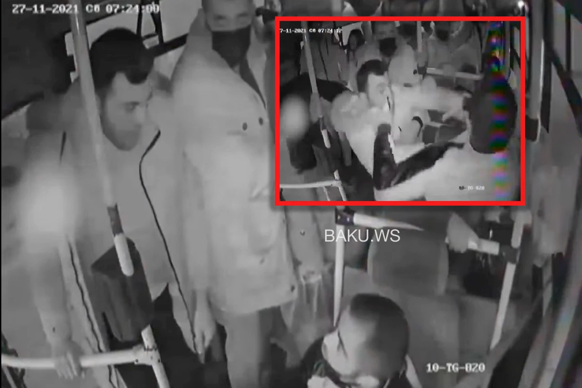 Bakıda sərnişin sürücünün başını ön şüşəyə vuraraq partladıb - VİDEO Bakıda sərnişin sürücünün başını ön şüşəyə vuraraq partladıb - VİDEO