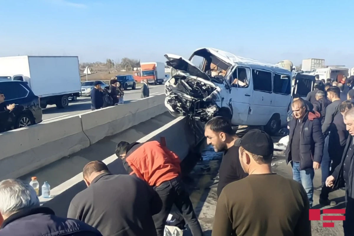 Mikroavtobus beton lövhəyə çırpılıb, 10 nəfər xəsarət alıb - FOTO Mikroavtobus beton lövhəyə çırpılıb, 10 nəfər xəsarət alıb - FOTO