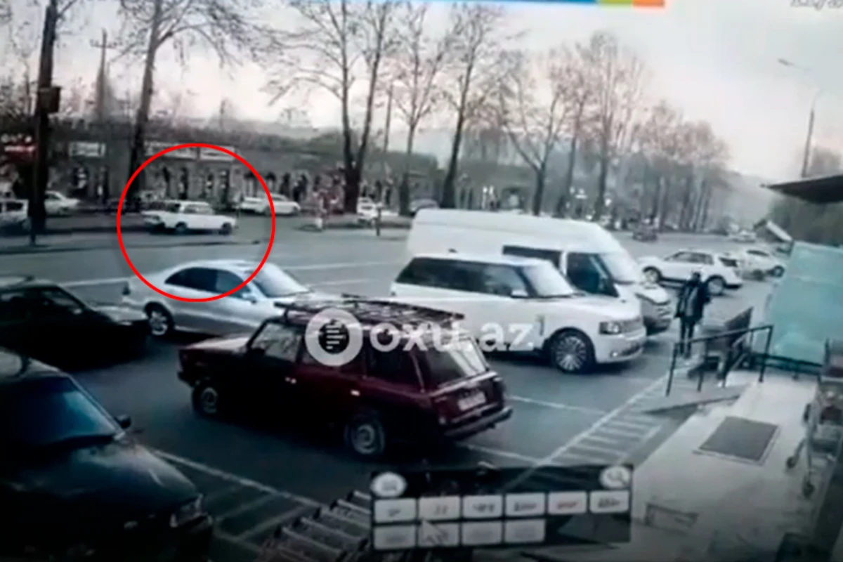В Азербайджане водитель намеренно наехал на завотделом больницы и его родственника - ВИДЕО