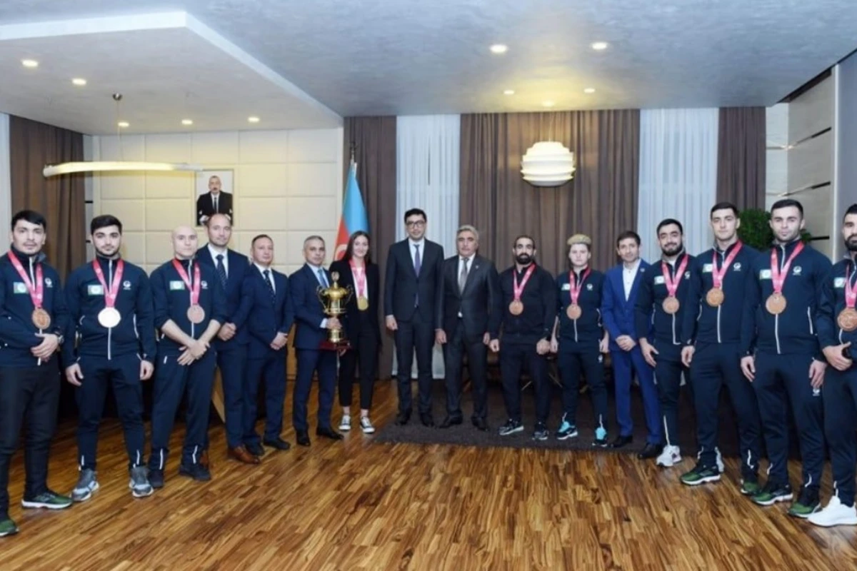 Fərid Qayıbov dünya çempionatında medal qazanmış karateçilərlə görüşüb