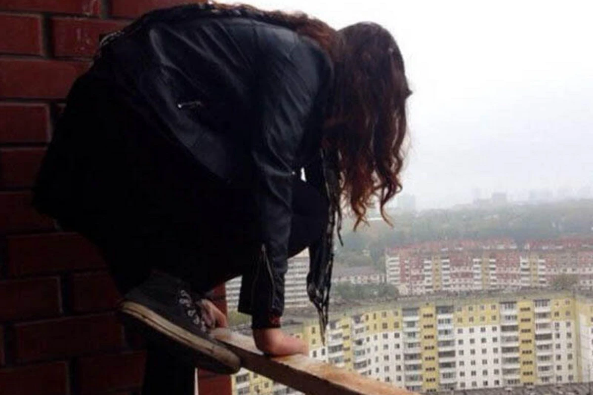 Bakıda özünü binadan atan 13 yaşlı qızın məktubu üzə çıxdı