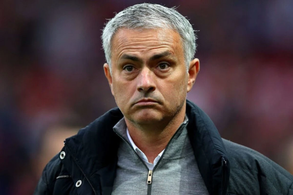 Mourinyo ənənəvi özbək geyimində göründü - FOTO Mourinyo ənənəvi özbək geyimində göründü - FOTO