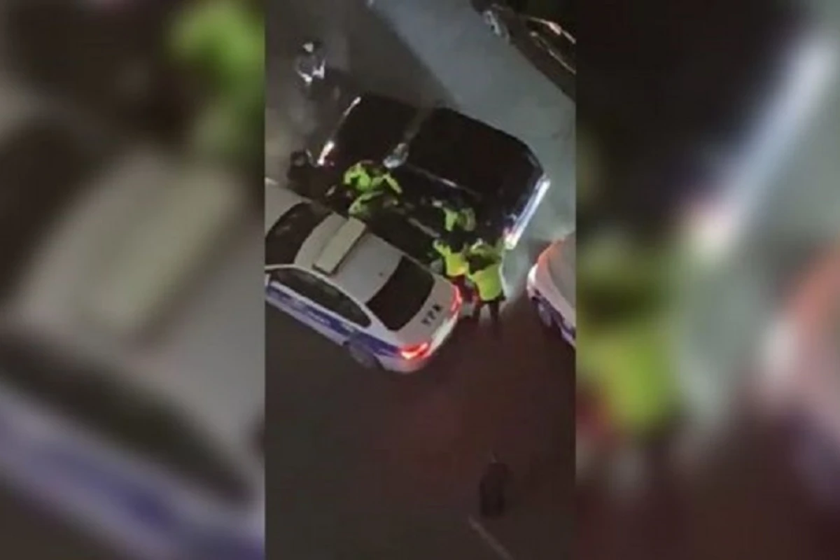 Bakıda yol polisi ilə sürücü arasında qarşıdurma - VİDEO Bakıda yol polisi ilə sürücü arasında qarşıdurma - VİDEO