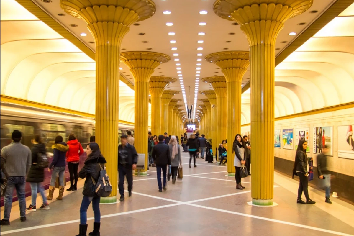 Metroda həyəcanlı anlar - Sərnişin stansiya yoluna düşdü Metroda həyəcanlı anlar - Sərnişin stansiya yoluna düşdü
