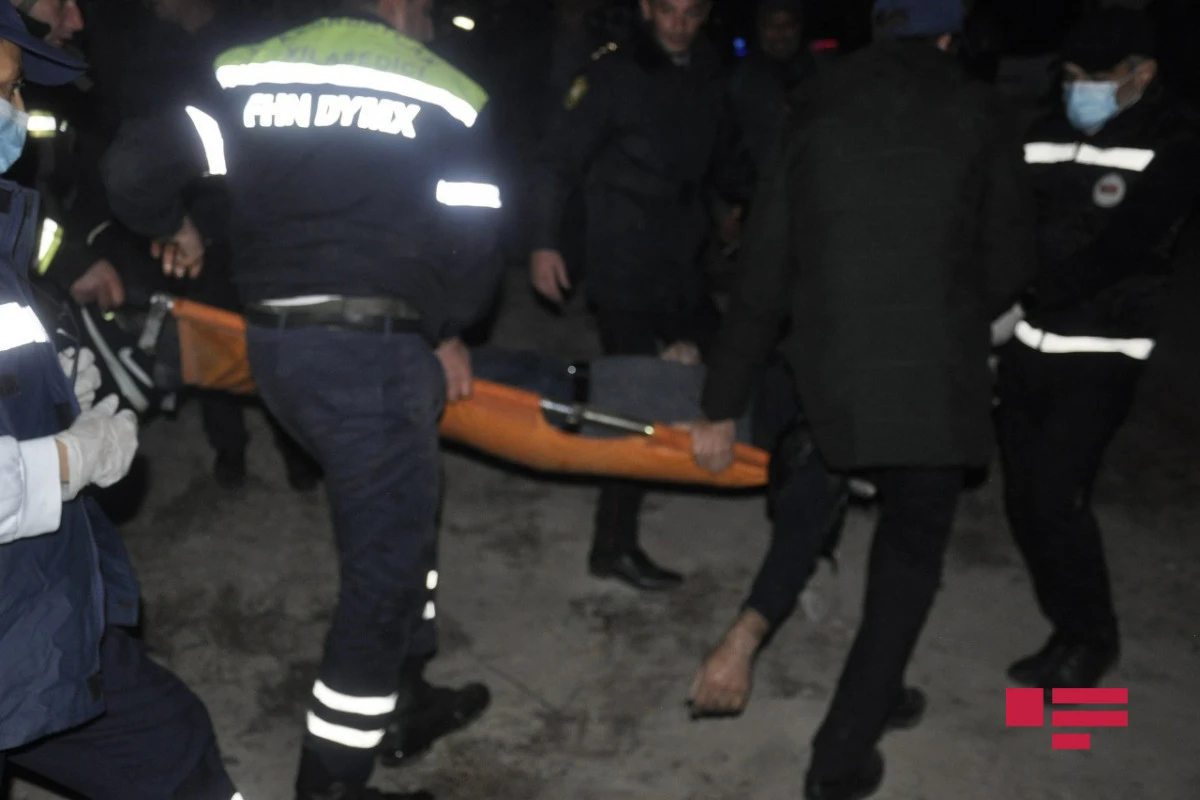 В Азербайджане автомобиль упал в канал, погибли два человека - ФОТО