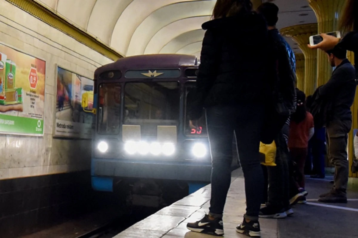 В Баку 20-летний парень пытался поджечь себя в метро