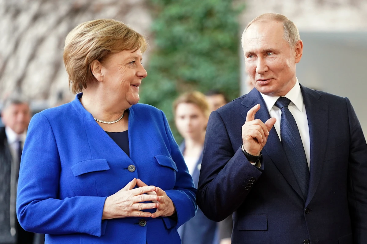 Путин обратился к Меркель на ты